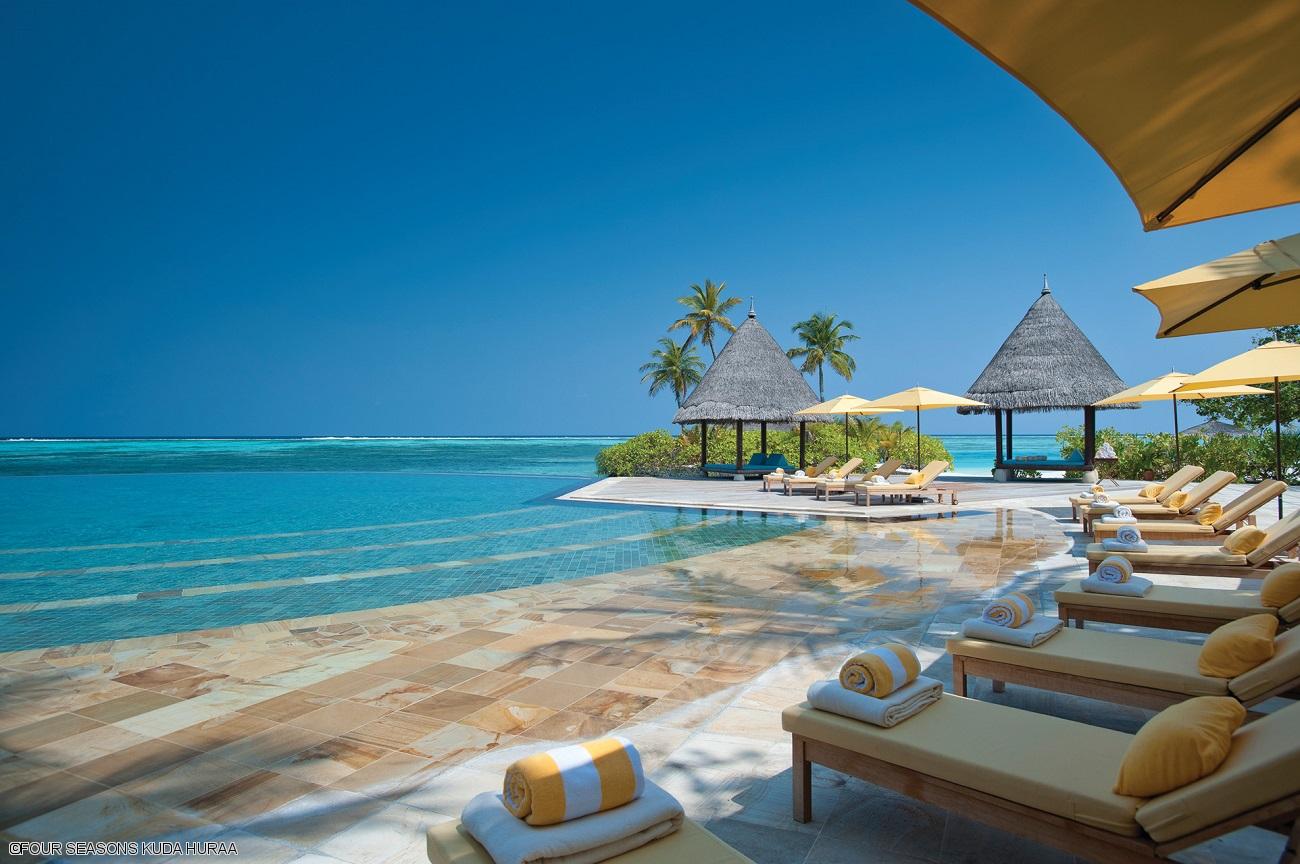maldives-four-seasons-kuda-huraa-piscine-vue-mer.