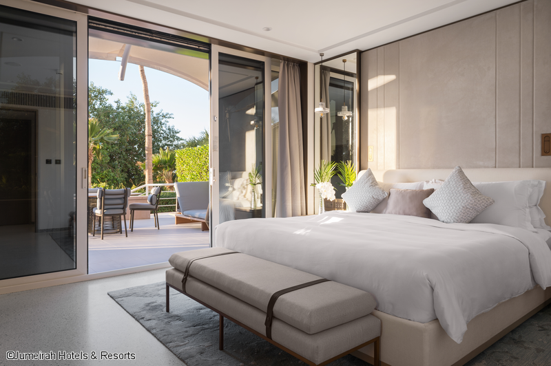 jumeirah-beach-hotel-family-garden-suite-bedroom.