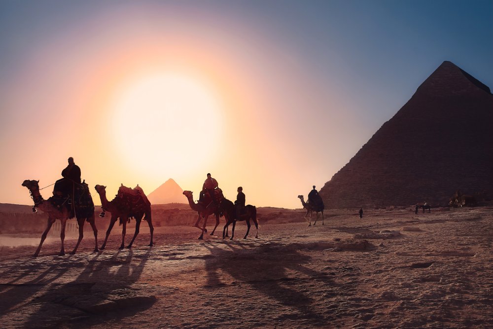 balade-a-dos-de-chameaux-pyramides-cairo-gizeh-egypte-simon-matzinger-unsplash.