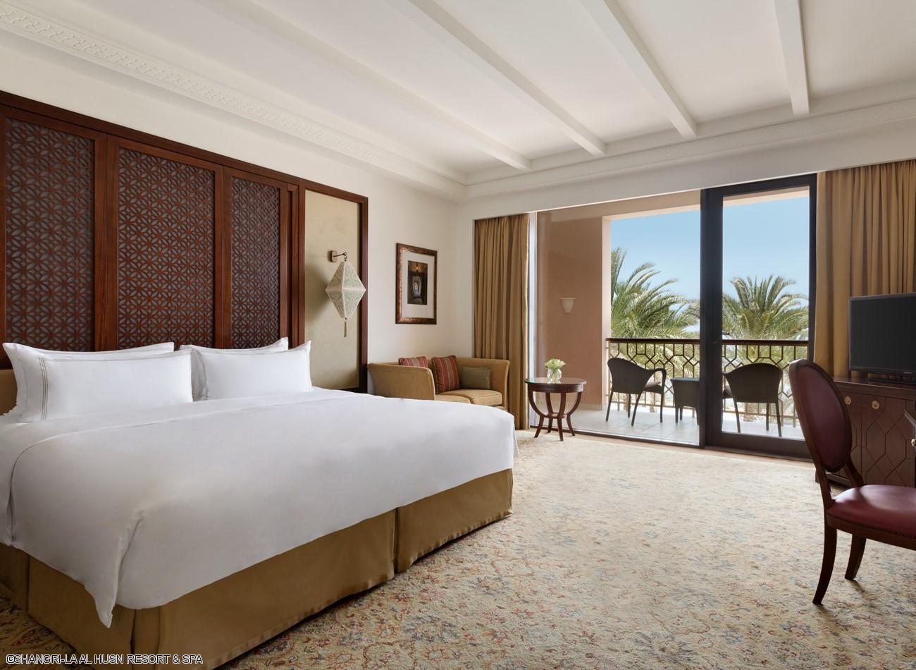 shangri-la-al-husni-resort-deluxe-room-king-bed-chambre-deluxe.