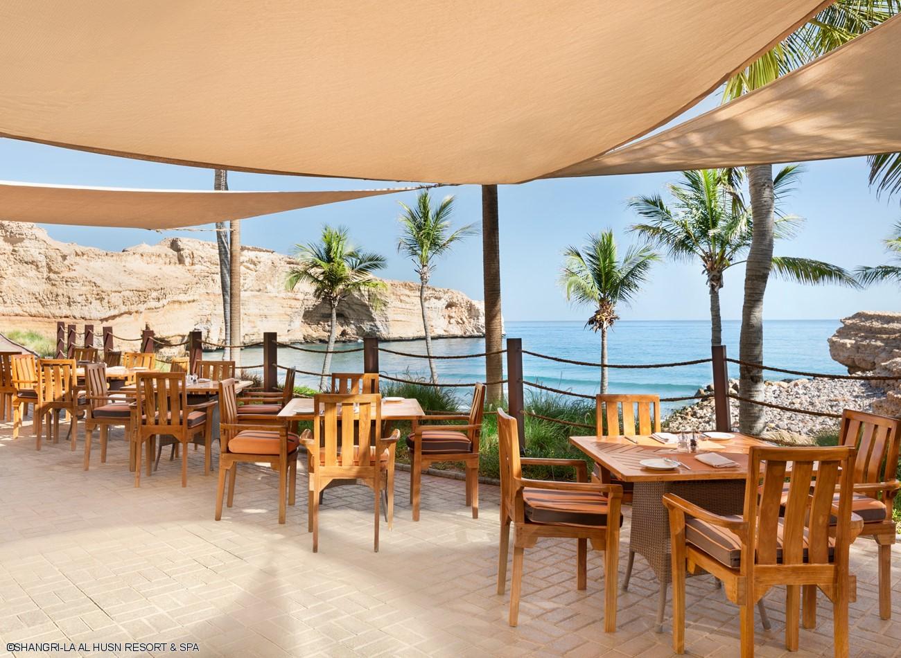 shangri-la-al-husni-resort-mahhara-beach-bar.