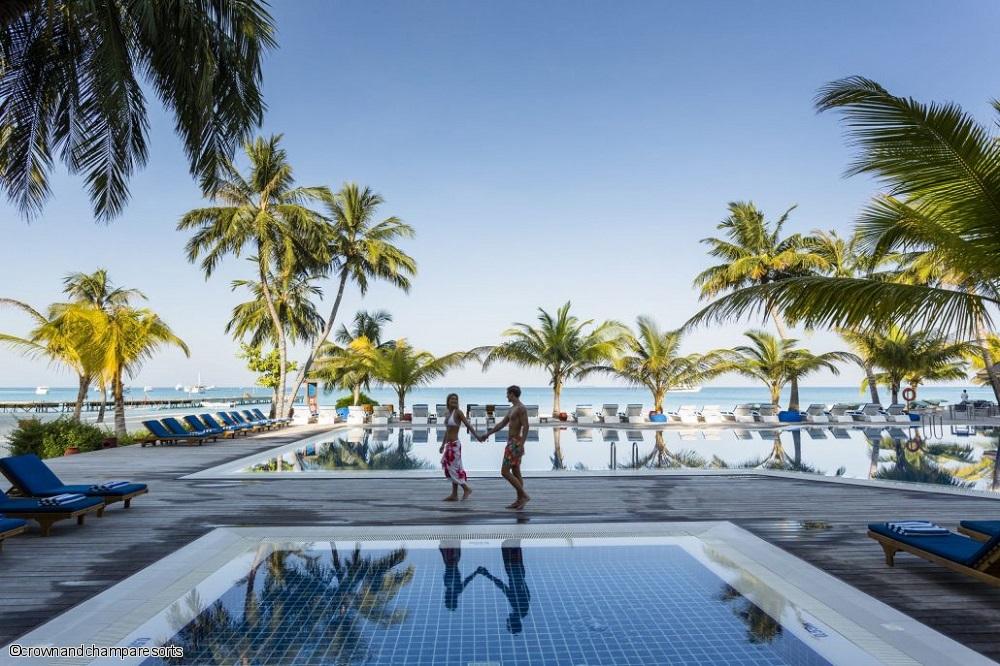 hotel-4-etoiles-meeru-island-resort-et-spa-maldives-meeru-dhoni-bar-et-piscine.