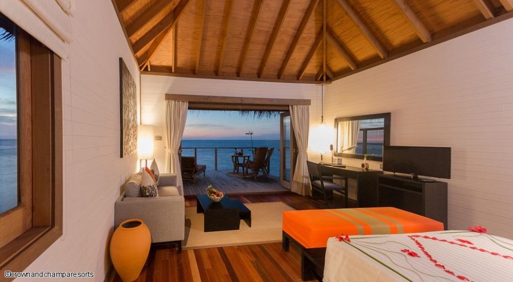 hotel-4-etoiles-meeru-island-resort-et-spa-maldives-jacuzzi-et-interieur-de-la-villa.