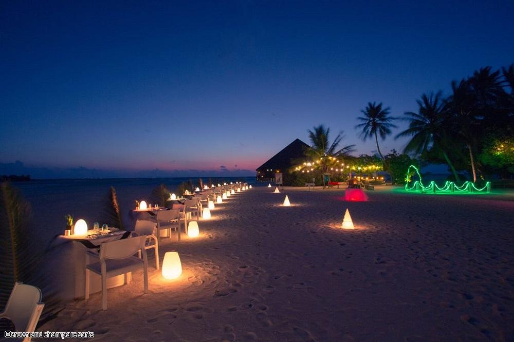 hotel-4-etoiles-meeru-island-resort-et-spa-maldives-plage-romantique-pour-diner.