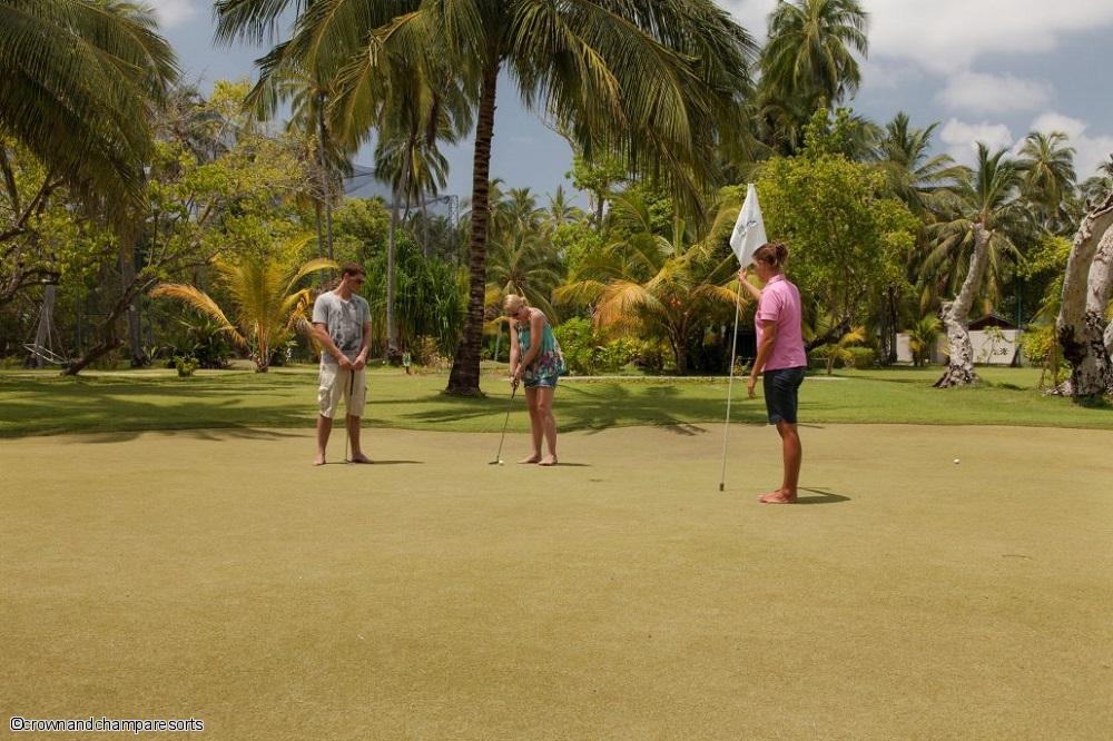 hotel-4-etoiles-meeru-island-resort-et-spa-maldives-golf-du-pitch-putt.