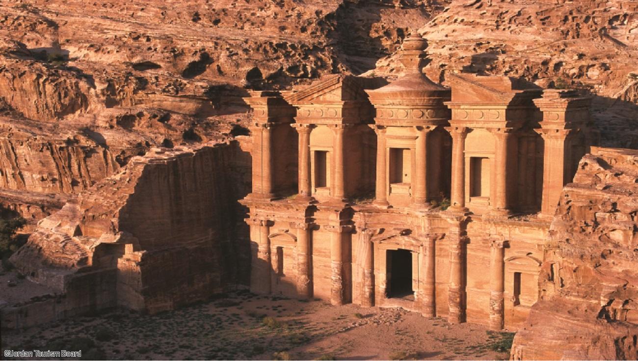 circuit-jordanie-visite-du-temple-de-khaznah-a-petra.