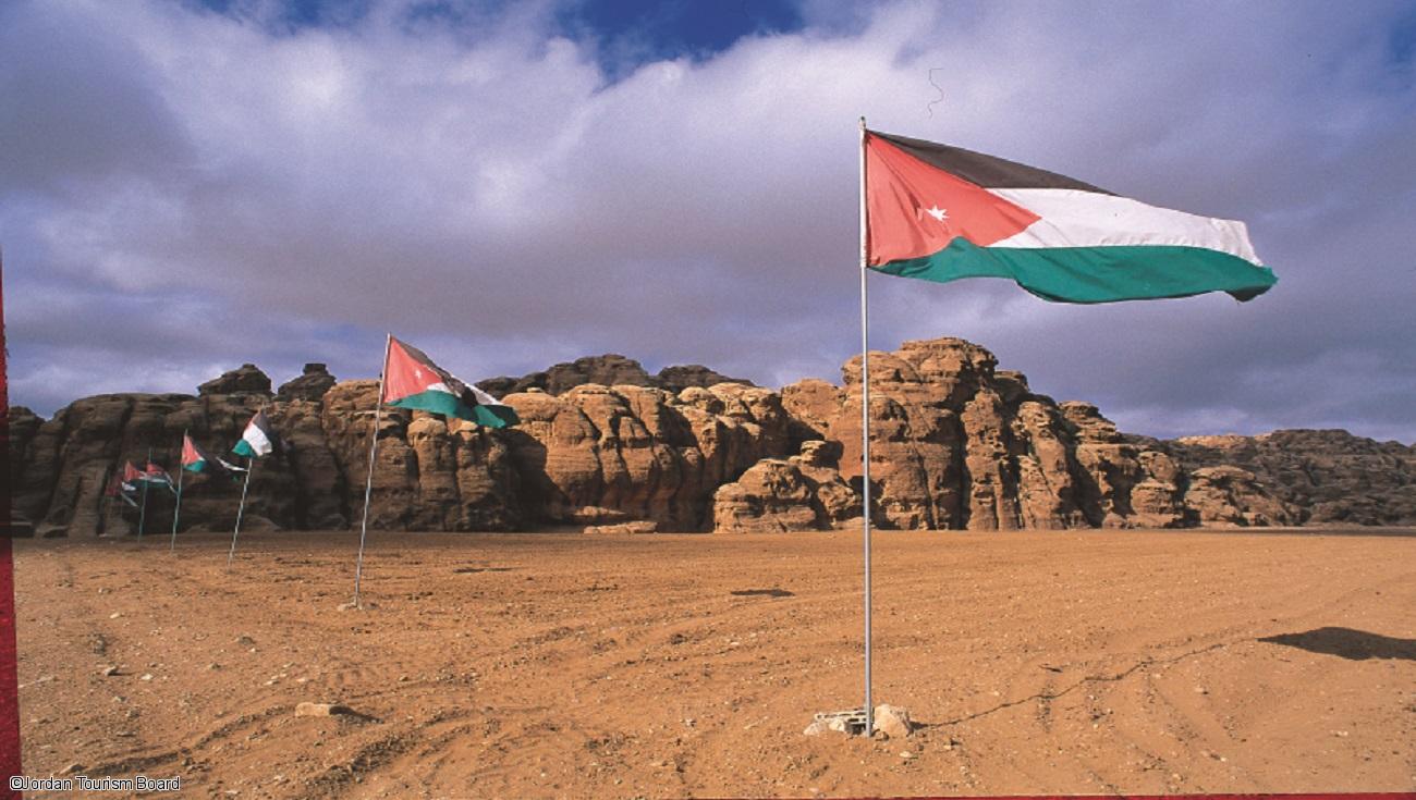 wadi-rum-et-drapeaux-de-jordanie-jordan-tourism-board.